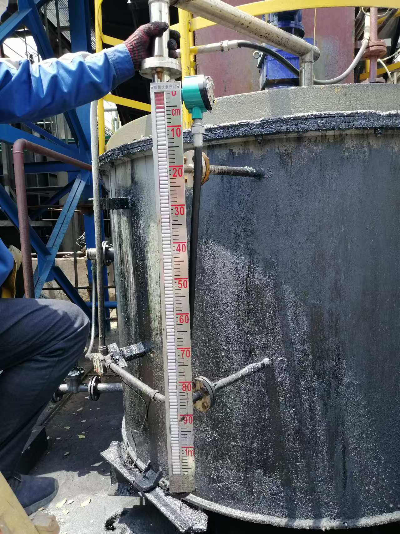 浮標液位計在高粘度煤焦油儲罐中安裝